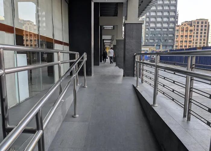 Poblacion - Infinity Pool, 600mbps Wifi Apartment Manila